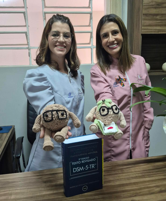 Proprietárias da clínica DescompliKa Psicopedagogia em seu espaço de atendimento